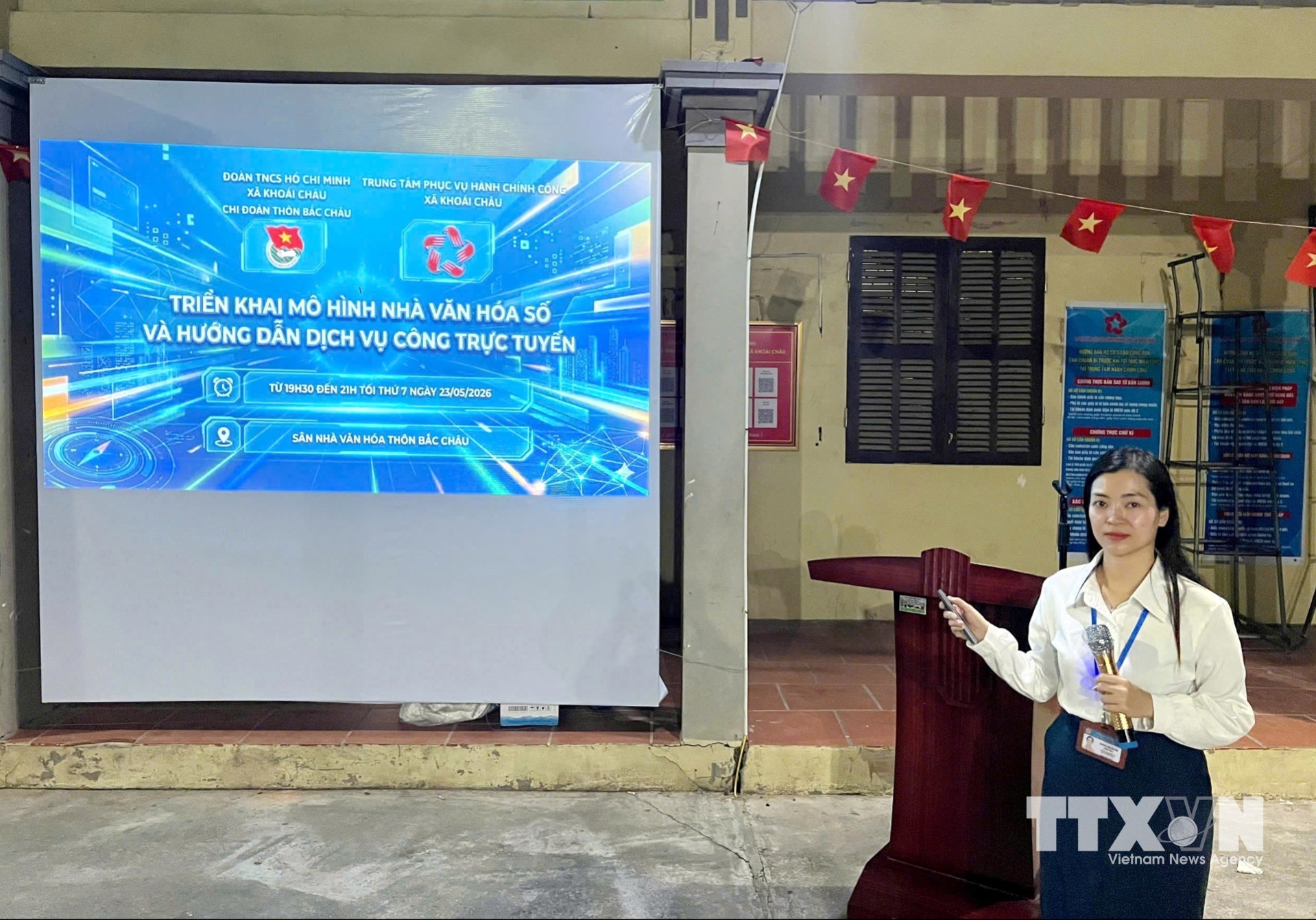 Cán bộ Trung tâm Phục vụ Hành chính công xã Khoái Châu hướng dẫn người dân thực hiện các thủ tục hành chính trên không gian số. (Ảnh: Thế Duyệt/TTXVN)